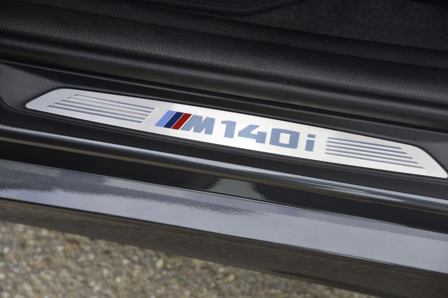 Логотип BMW M140i 5-Door 2016 года  (WW) (фото 36 из 53)